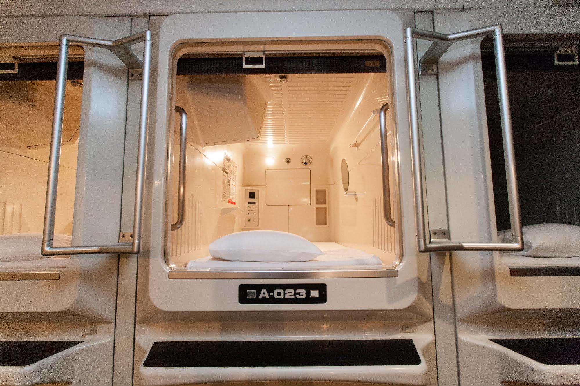 אוסקה Capsule Hotel Asahi Plaza Shinsaibashi מראה חיצוני תמונה